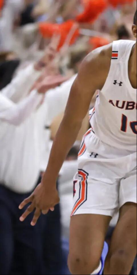 Jabari Smith celebra una canasta anotada. Cuotas, favoritos y pronósticos del Draft 2022 de la NBA.