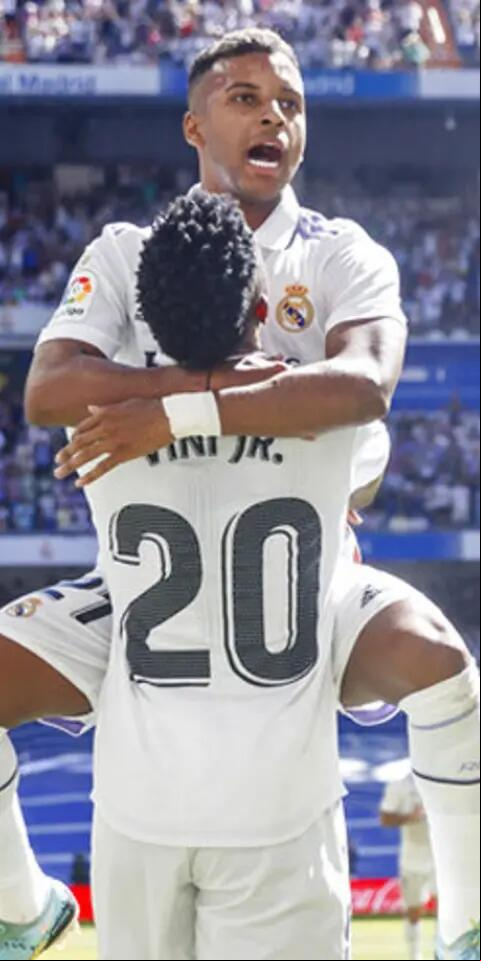 Rodrygo y Vinicius celebran un gol anotado en el Santiago Bernabéu. Picks y mejores cuotas de la Champions League.
