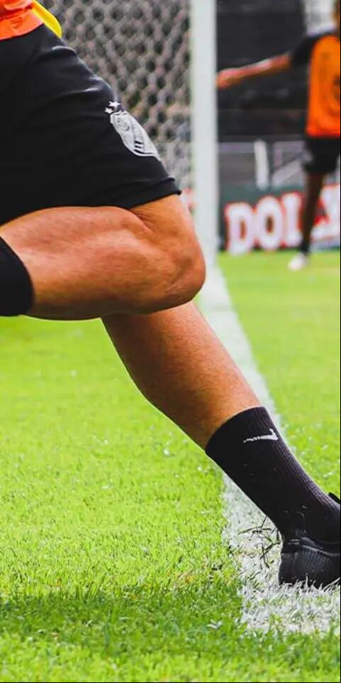 Jogador chuta a bola em gol