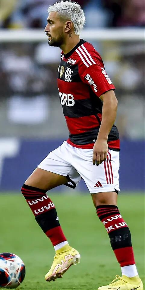Craque Arrascaeta em campo pelo Flamengo
